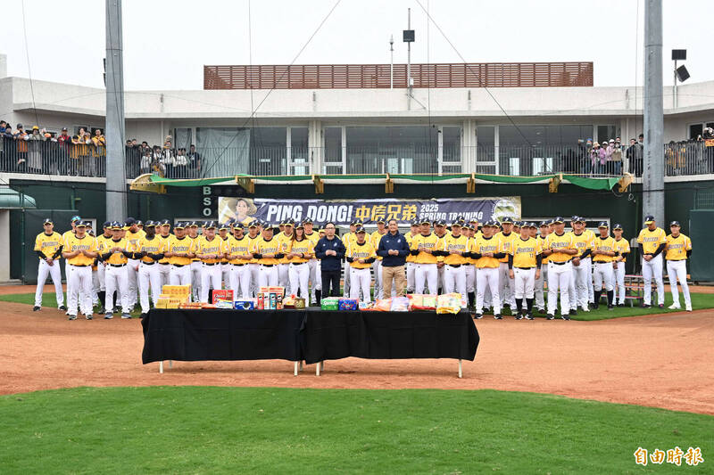 2025年中信兄弟春訓開訓儀式新春團拜。（記者李惠洲攝）