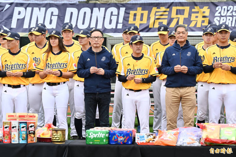 2025年中信兄弟春訓開訓儀式新春團拜。（記者李惠洲攝）