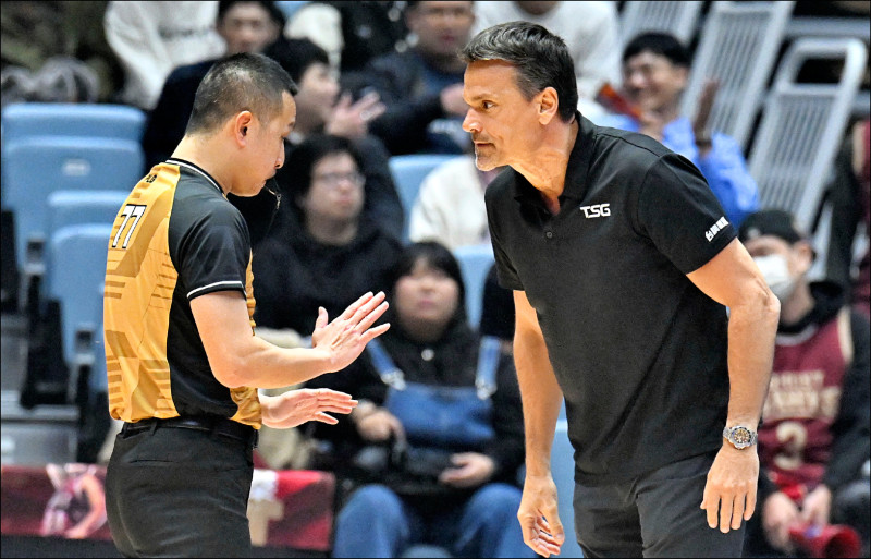 PLG開春第一戰就爆發吹判爭議，獵鷹教練柯納（右）不滿裁判尺度。（資料照）