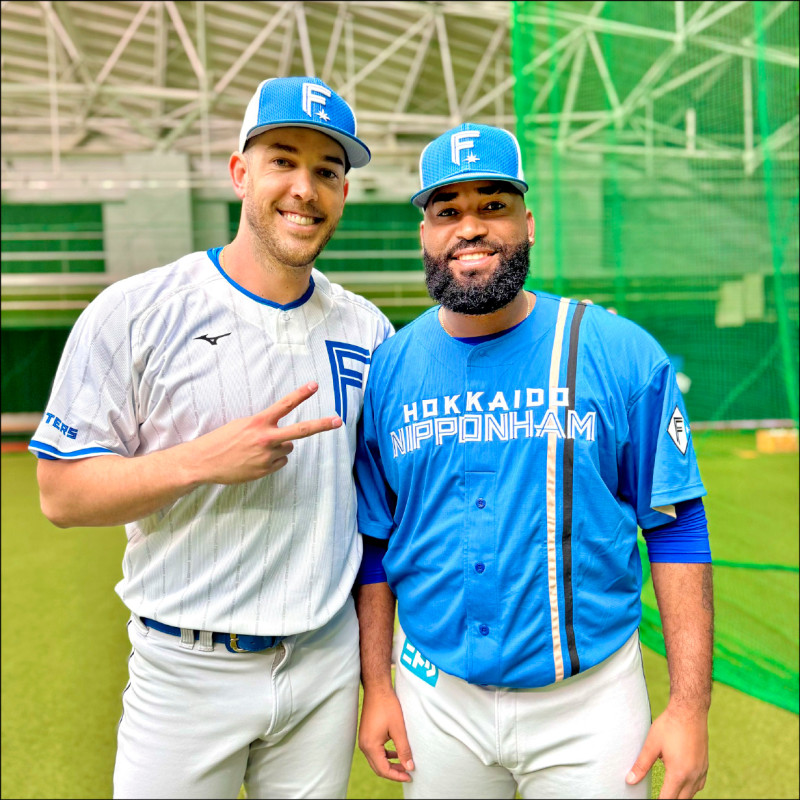 札巴拉（右）最快球速162公里。（取自火腿官網）