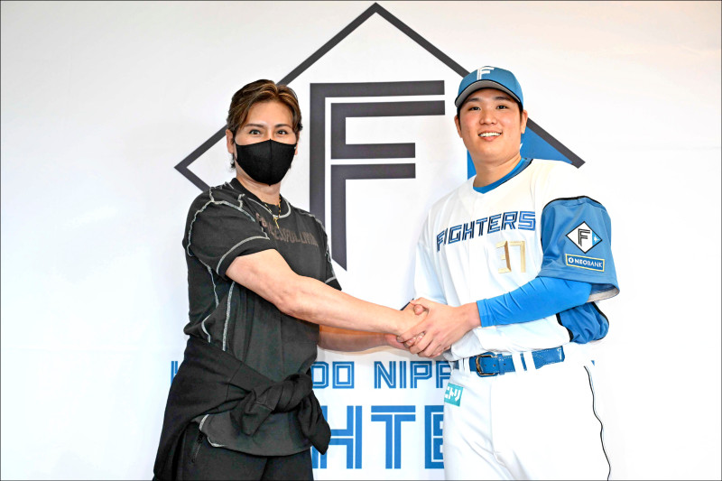 古林睿煬（右）近日傳出右側腹部肌肉傷情，預計從二軍出發。（取自火腿官網）