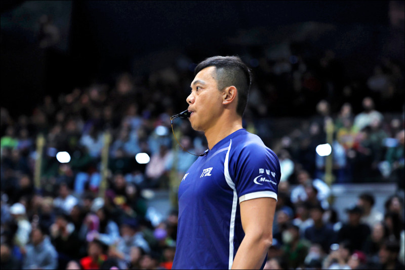 職籃吹判爭議不斷上演，近30年來首位專職裁判葉俊宏點出國內裁判環境面臨的困境。（TPBL提供）