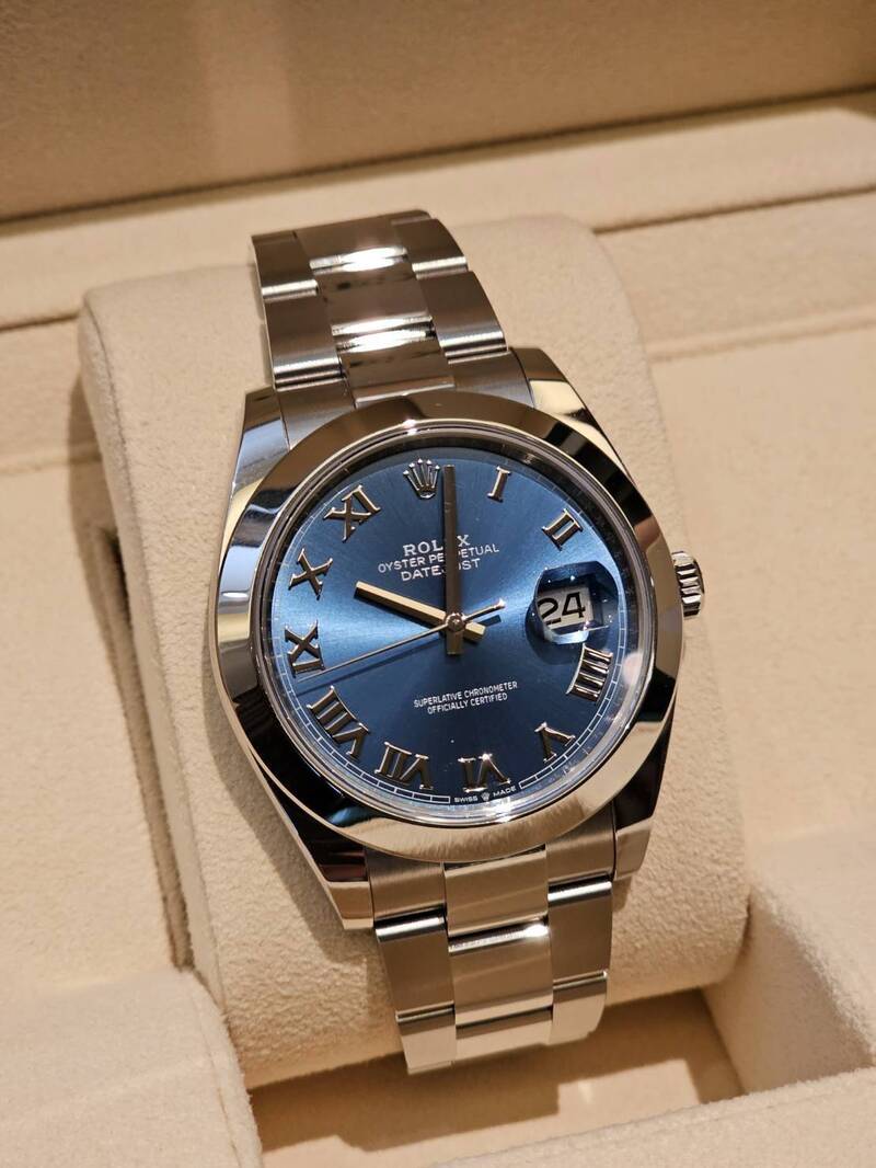 辜仲諒理事長致贈勞力士手錶，感謝幕後教練團英雄。（棒協提供）