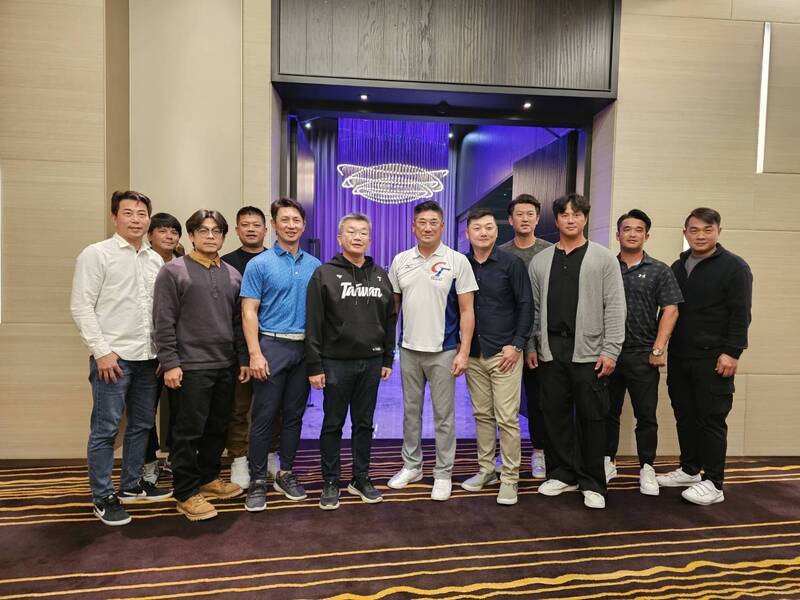 中華棒協理事長辜仲諒昨晚特別宴請蔡其昌會長、曾豪駒總教練所率領的12強金牌教練團。（棒協提供）