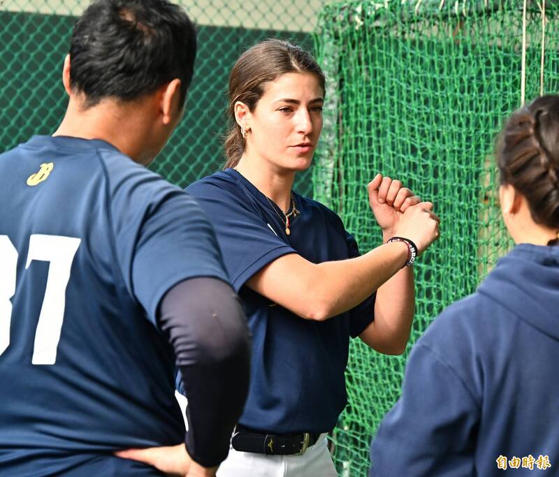 打擊教練莎菈球場上關注球員練球，指導球員打擊姿勢動作。（記者李惠洲攝）