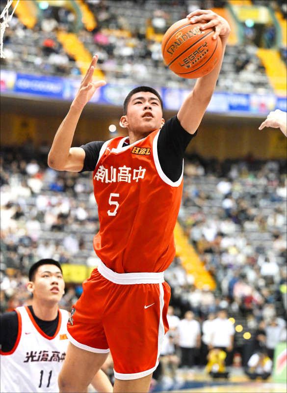 南山197公分的劉耕灝，複賽平均上場21分鐘就斬獲19.5分。（資料照）