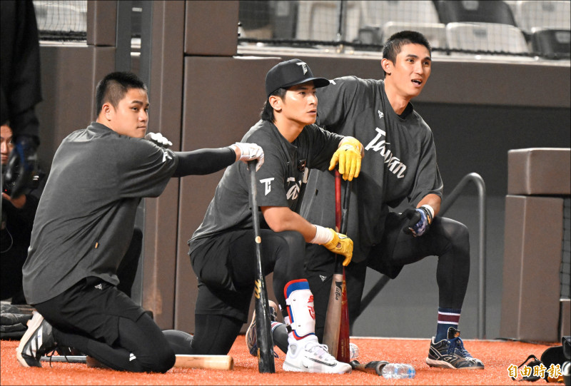 經典賽資格賽台灣隊持續在大巨蛋集訓，隊長陳傑憲（中）、外野手陳文杰（右）與宋晟睿都是台灣隊遞交給大聯盟的初步名單成員。（記者林正堃攝）