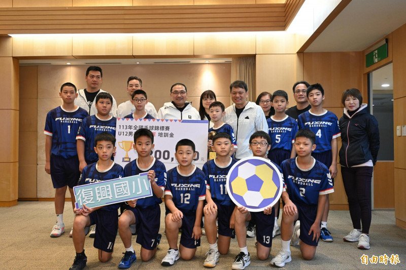 新北市復興國小男子手球隊參加「2024年全國手球錦標賽」，榮獲U12男子組冠軍。（記者賴筱桐攝）