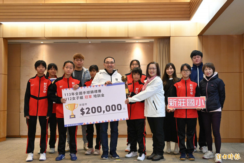 新莊國小女子手球隊參加「2024年全國手球錦標賽」，榮獲U12女子組冠軍。（記者賴筱桐攝）