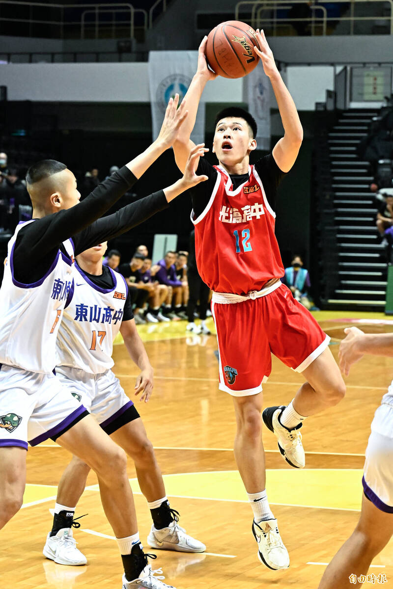 光復高中謝昀達（右）進攻籃框。（記者陳志曲攝）