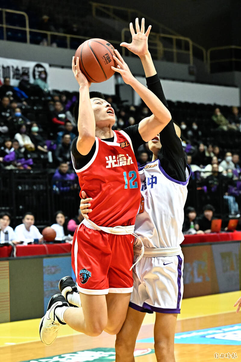 光復高中謝昀達（左）進攻籃框遭對手封阻。（記者陳志曲攝）
