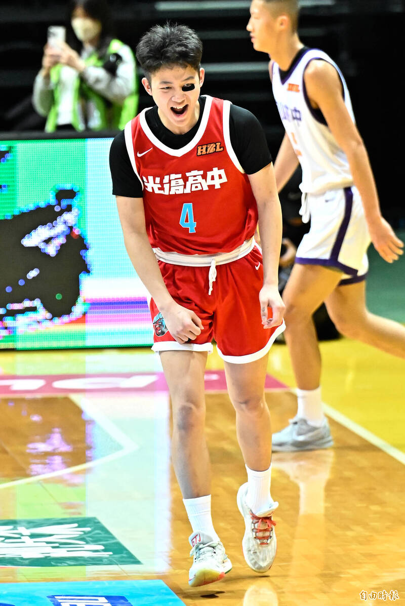 光復高中莊立安三分得手，開心歡呼。（記者陳志曲攝）