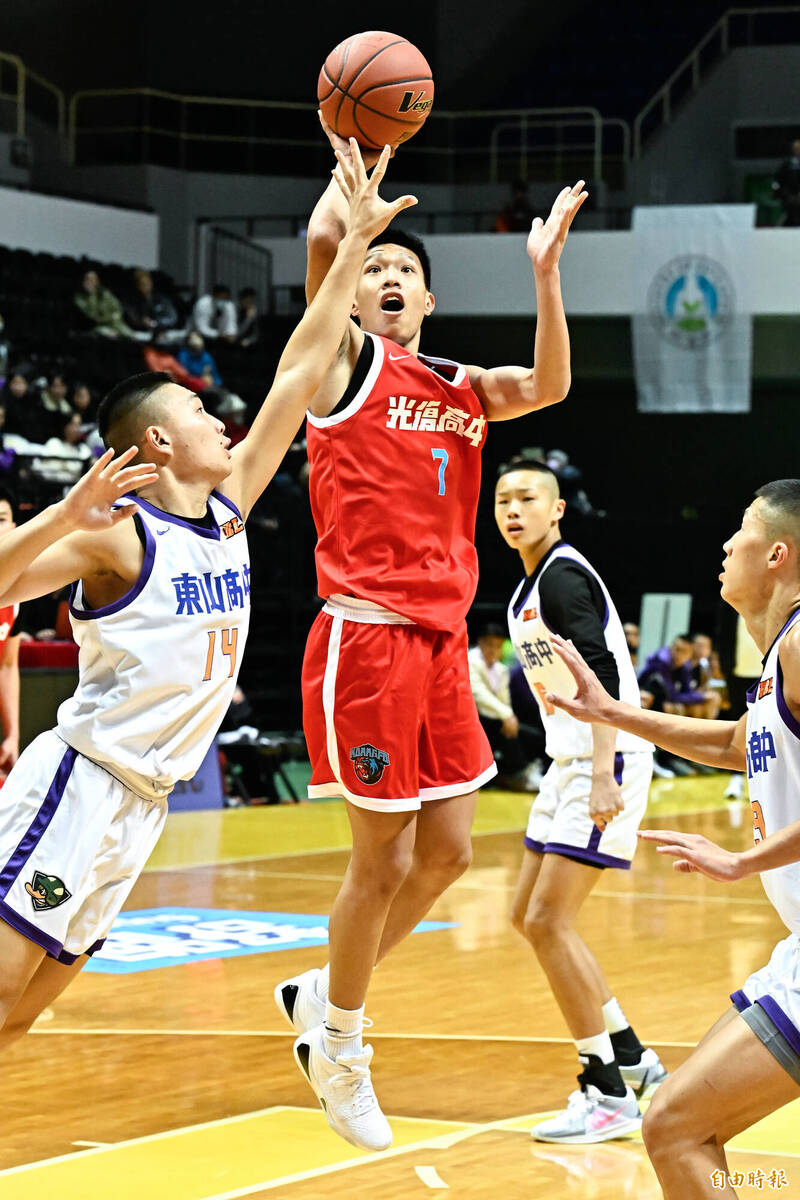 光復高中邱泓愷（中）切入拋投。（記者陳志曲攝）