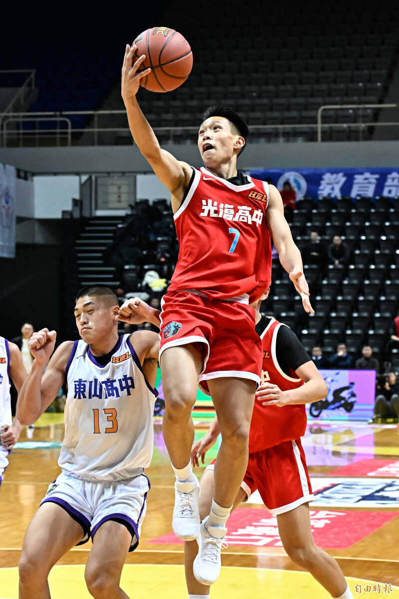 光復高中邱泓愷（中）飛身上籃。（記者陳志曲攝）