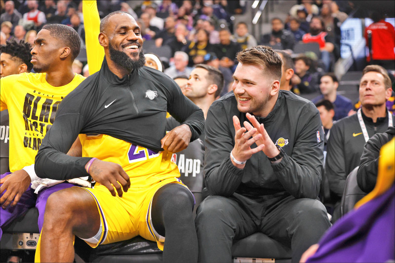 詹姆斯（左）與東契奇（右）談笑風生，近期可望合體出賽。（美聯社）