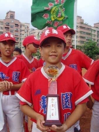 東園少棒時期的江坤宇。（賴敏男提供）