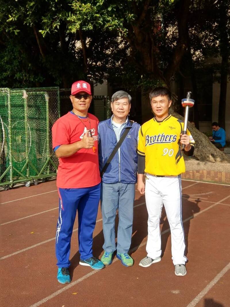 賴敏男、江坤宇的父親江督、江坤宇。（左起）（賴敏男提供）