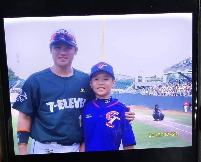 江坤宇（右）與陳鏞基（左）合照。（賴敏男提供）