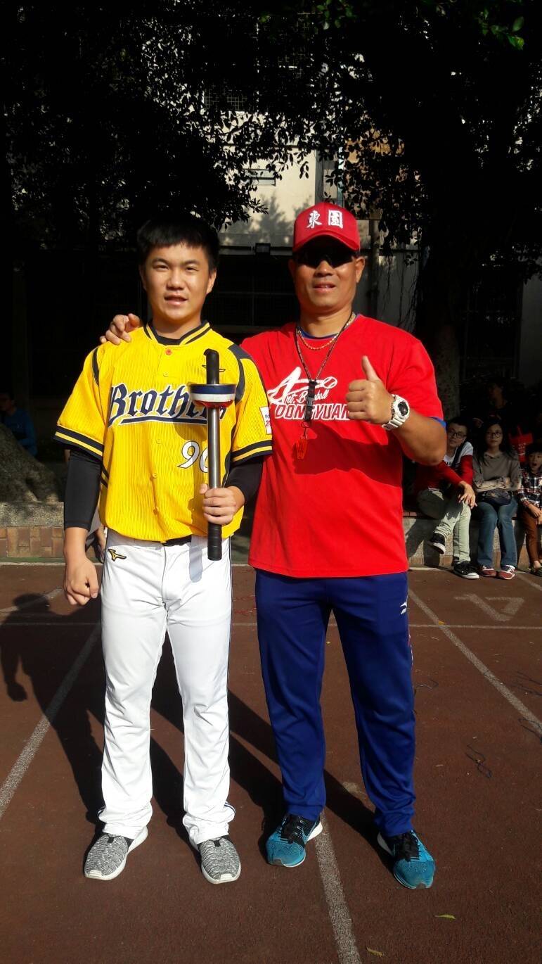 江坤宇（左）與賴敏男（右）。（賴敏男提供）