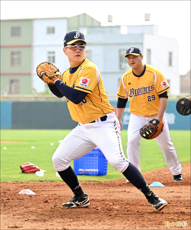 江坤宇守備動作行雲流水，是國內游擊區第一把交椅。（記者李惠洲攝）