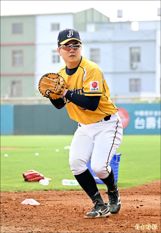 江坤宇守備動作行雲流水，是國內游擊區第一把交椅。（記者李惠洲攝）