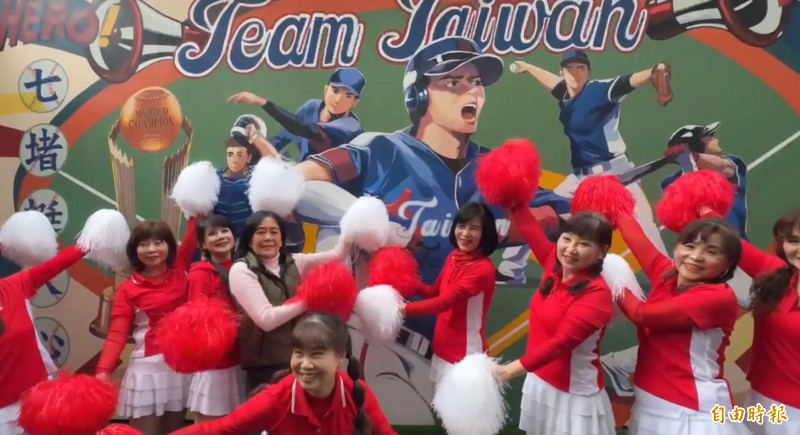 基隆市副議長楊秀玉服務處對面牆面上畫了巨幅「Team Taiwan」的畫作，為台灣隊力油。（記者盧賢秀攝）