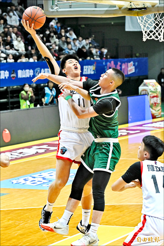 光復高三前鋒張鈞淮（左）貢獻全隊最高的16分、11籃板。（記者陳志曲攝）