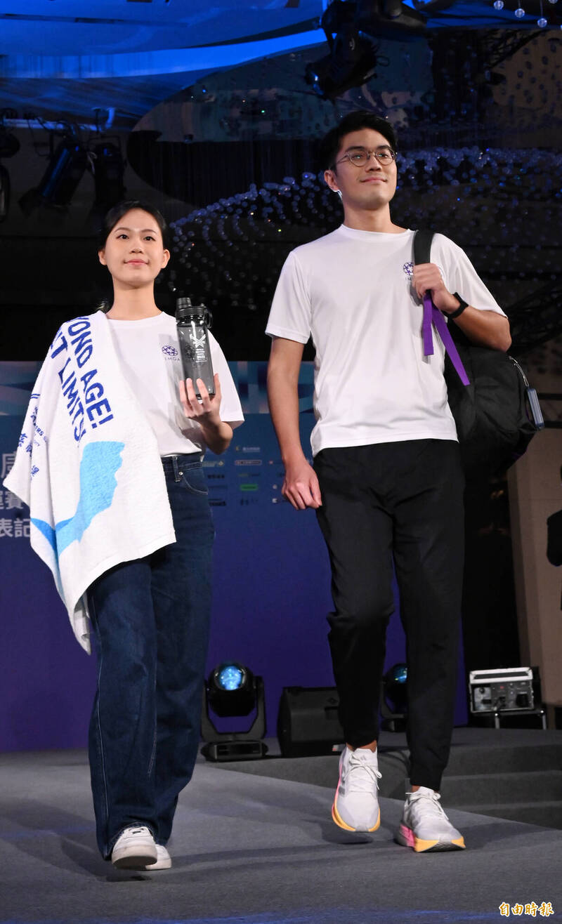2025雙北世界壯年運動會服裝暨禮包公開記者會，展示賽會服裝、智慧穿戴裝置、運動水壺大浴巾、後背包等。（記者劉信德攝）