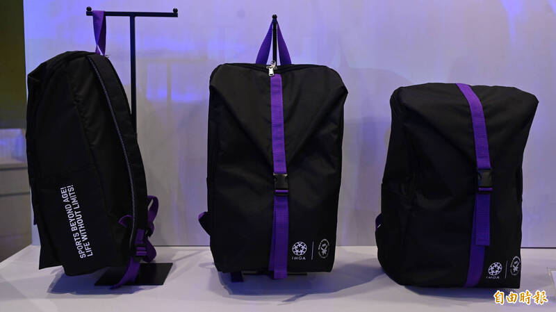 雙北世界壯年運動會大禮包後背包。（記者劉信德攝）