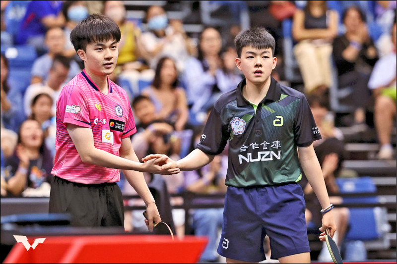 林昀儒（左）與高承睿聯手挺進WTT新加坡大滿貫賽男雙冠軍戰，也寫下台灣桌球新頁。（取自WTT官網）