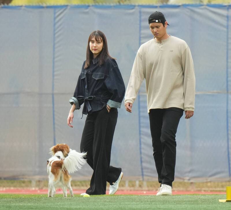 大谷帶著孕妻真美子和愛犬Decoy一同亮相。（取自推特）