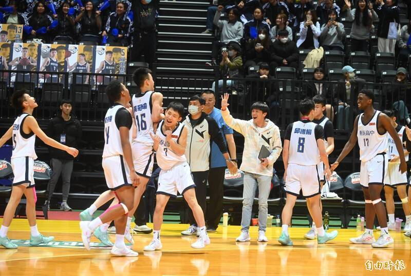 東泰扳倒南山。（記者王藝菘攝）