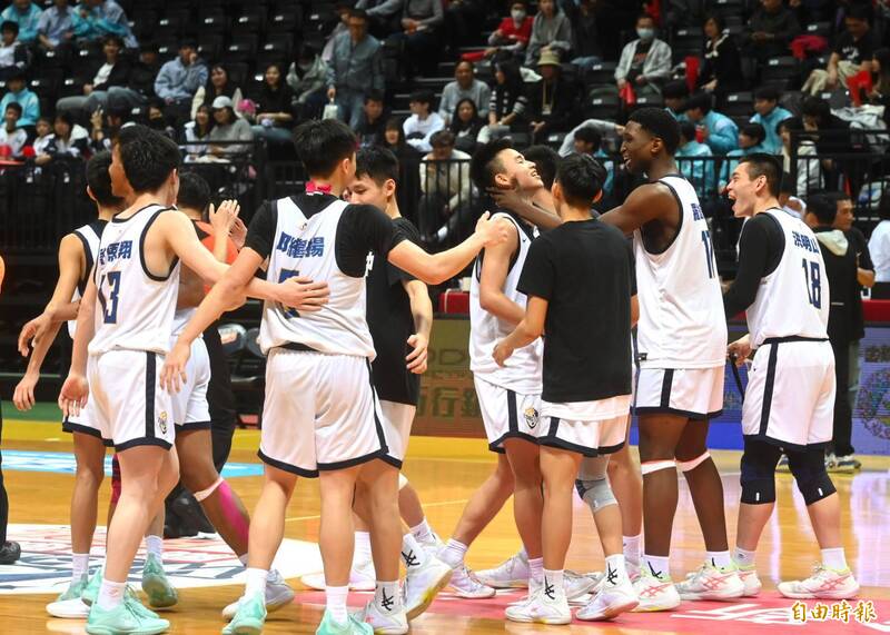 東泰扳倒南山。（記者王藝菘攝）