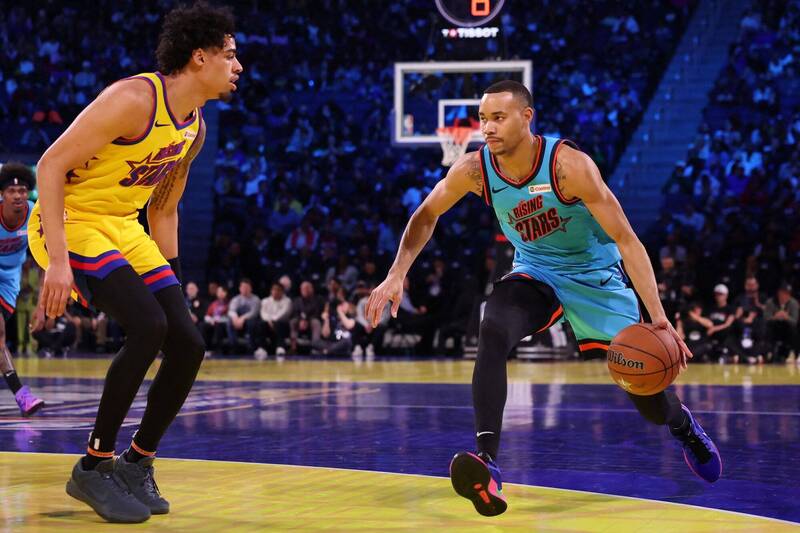 麥克高文斯投進後撤步三分，幫助Team G league以40：39險勝晉級。（法新社）