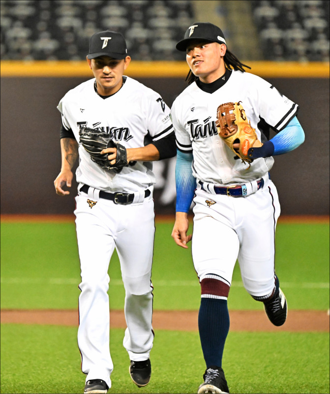 經典賽資格賽將由林子偉（左）、張育成（右）主守台灣隊二游。（資料照）