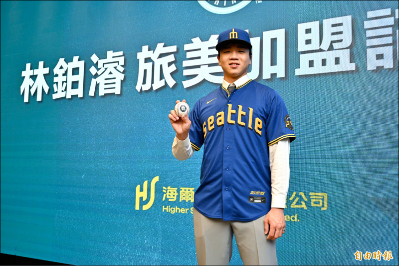 林鉑濬昨天正式和美職西雅圖水手隊簽約，合約總值為55萬美元。（記者田裕華攝）