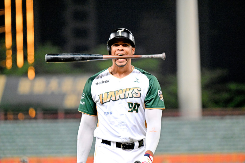 魔鷹去年曾發生進入打者8秒大限時，因沒有注視投手被宣告1好球遭三振，當時洪總抗議無效。（資料照）