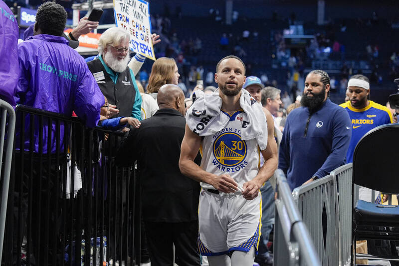 柯瑞（Stephen Curry）今天拿下21分，帶領勇士擊敗黃蜂，排名上升到西部第6。（路透）