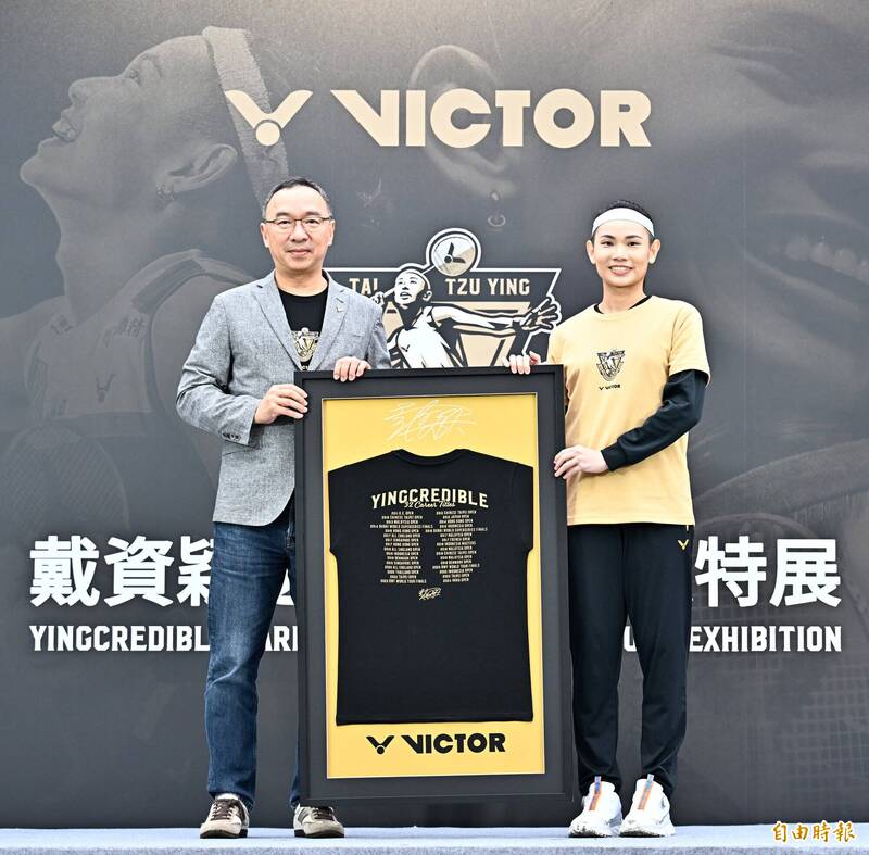 VICTOR總教練陳庶榮（左）贈送致敬T恤給戴資穎（右）。（記者陳志曲攝）