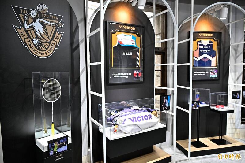 戴資穎選手生涯致敬特展生涯實戰裝備展區。（記者陳志曲攝）