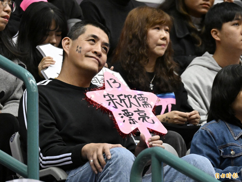 淡水商工宋欣儒的父親宋然診在場邊為女兒加油。（記者陳逸寬攝）