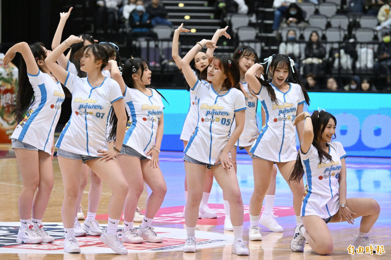 高中體總徵選出的啦啦隊女孩WooHoo Power中場熱舞。（記者陳逸寬攝）