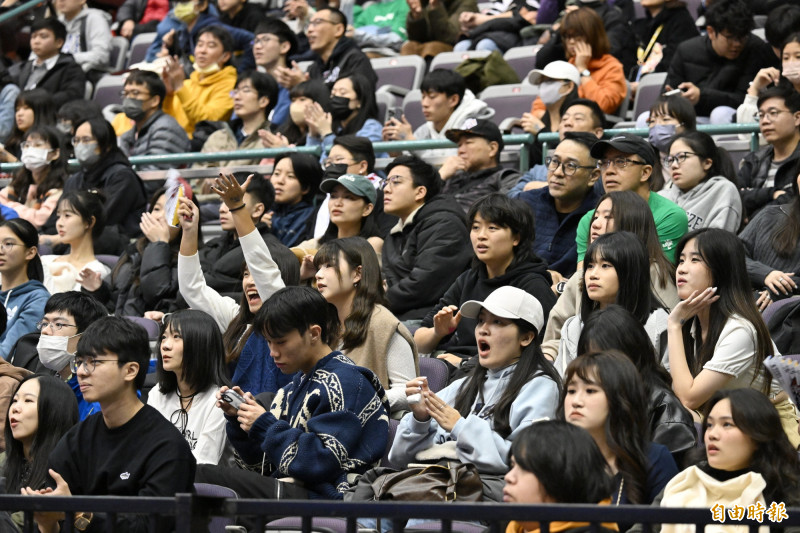 HBL總決賽今明兩天在臺北小巨蛋開打，吸引許多觀眾進場觀賽。（記者陳逸寬攝）