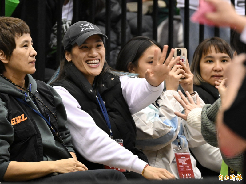 拳擊國手陳念琴也到場支持。（記者陳逸寬攝）