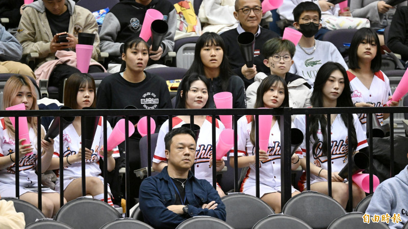 淡水商工啦啦隊在場邊應援。（記者陳逸寬攝）