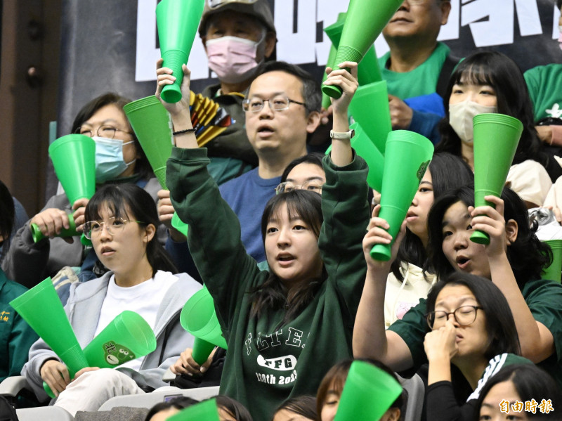 北一女中應援團為球員加油打氣。（記者陳逸寬攝）