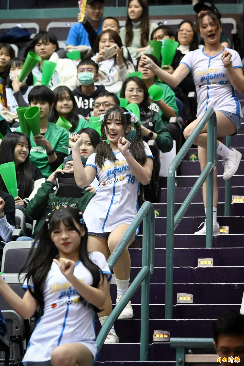 啦啦隊女孩WooHoo Power在場邊熱舞帶動氣氛。（記者陳逸寬攝）