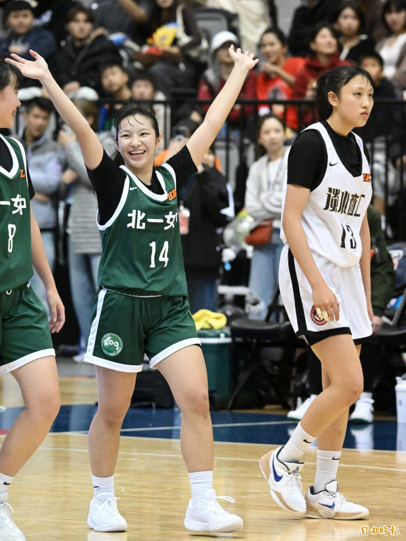 北一女中終場以79比75擊敗淡水商工，圖為北一女中彭郁榛（左）與淡水商工宋欣儒（右）。（記者陳逸寬攝）