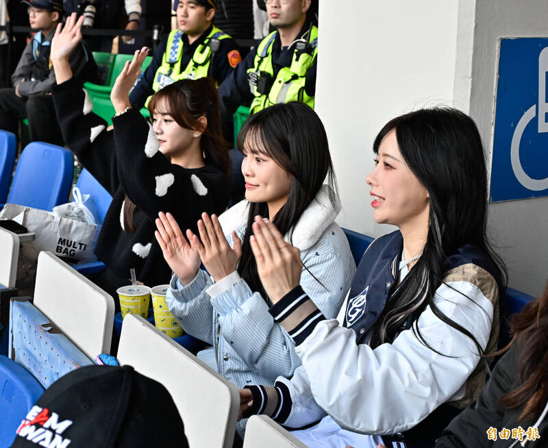 Fubon Angels李雅英（右）到場觀戰。（記者陳志曲攝）