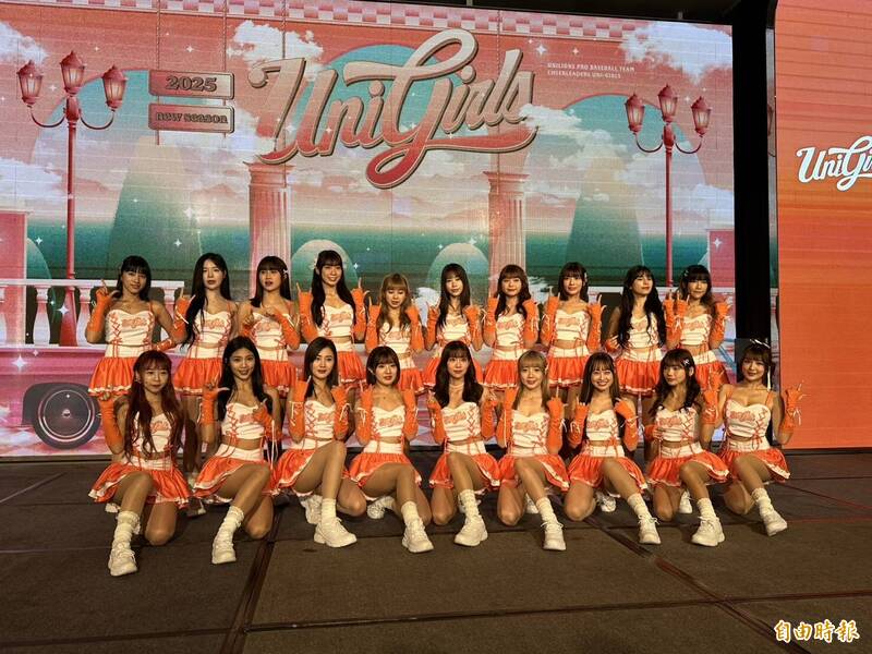 統一獅啦啦隊女孩新制服曝光。（記者龔乃玠攝）